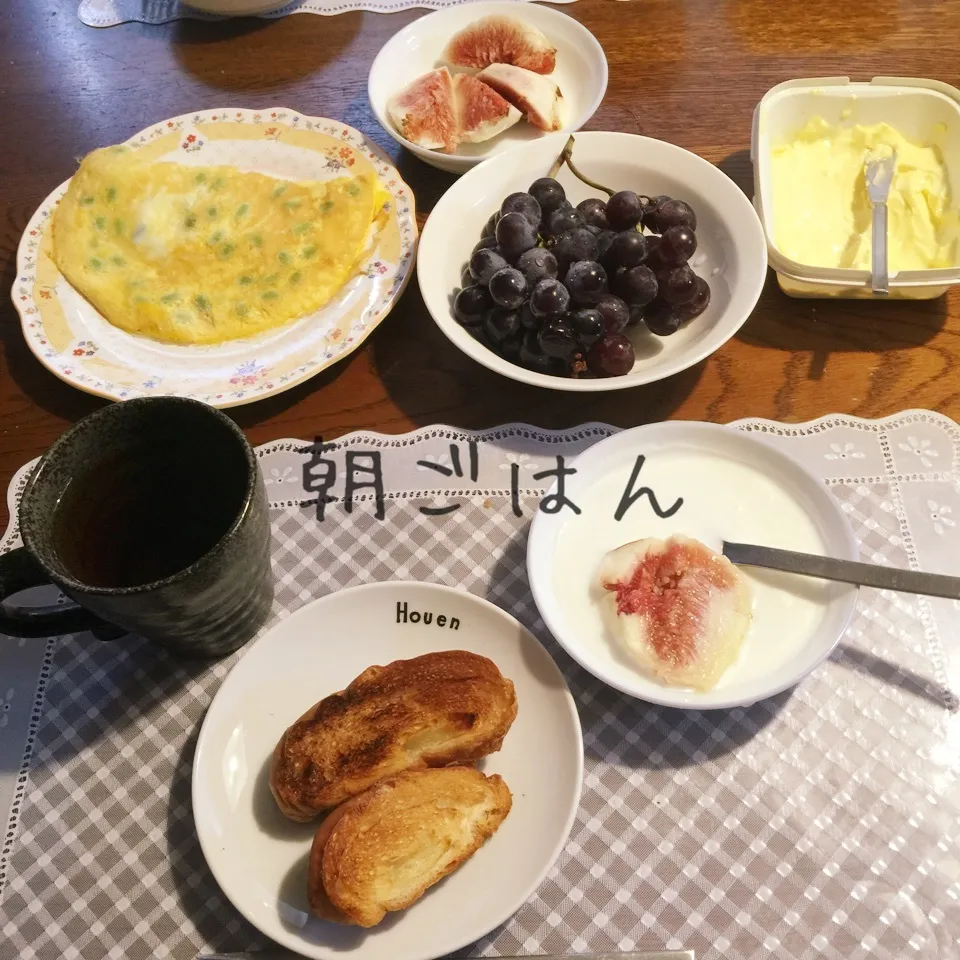 Snapdishの料理写真:塩パン、枝豆入りオムレツ、ヨーグルトイチジク、葡萄、紅茶|yakinasuさん