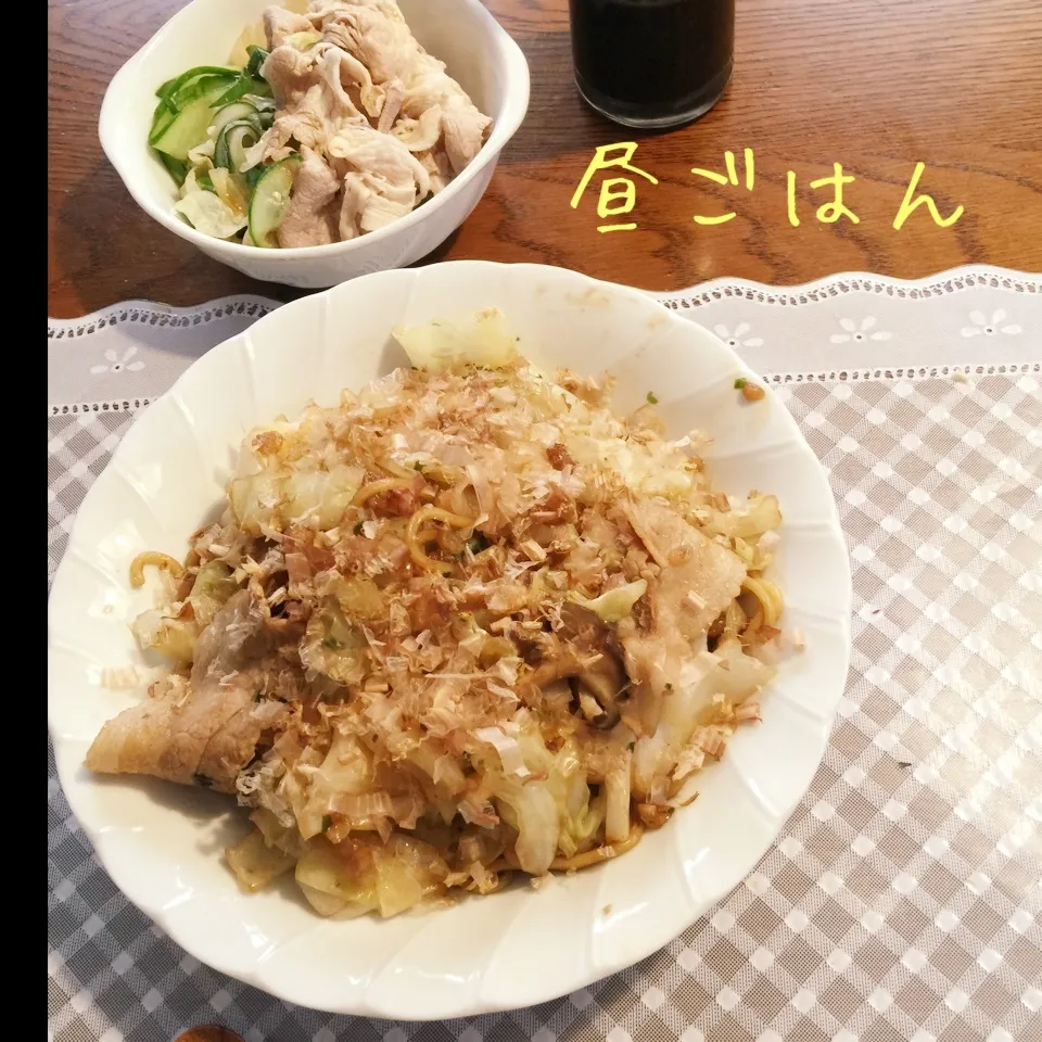 Snapdishの料理写真:やきそば、豚シャブサラダ|yakinasuさん