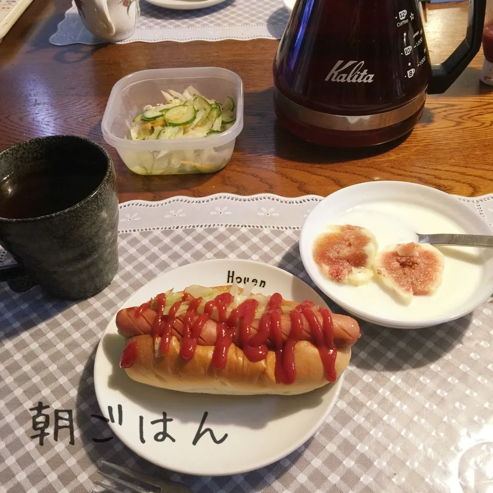 Snapdishの料理写真:ホットドッグ、サラダ、ヨーグルトイチジク、紅茶|yakinasuさん