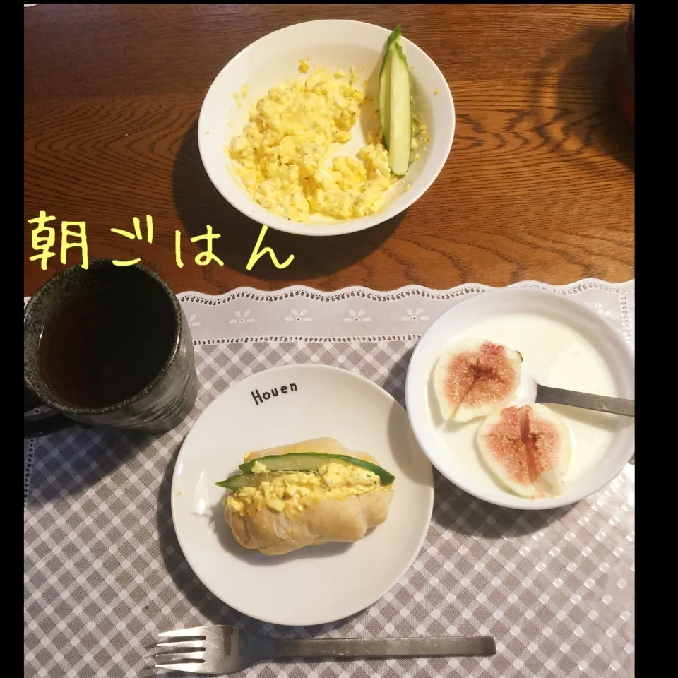 バターロール玉子サンド、ヨーグルトイチジク、紅茶|yakinasuさん