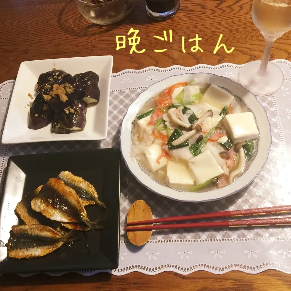 鰯蒲焼き、ナス焼き生姜醤油、カニカマと豆腐の旨煮、白ワイン|yakinasuさん