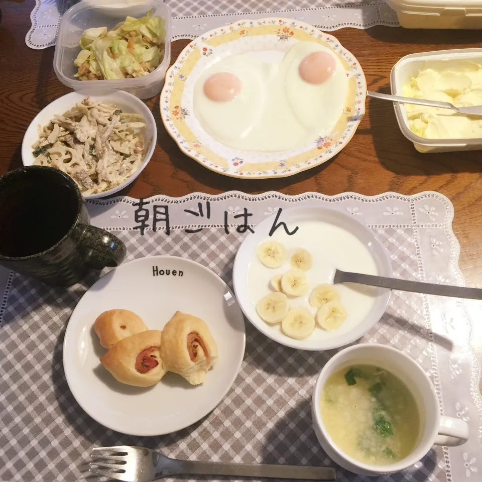 ベーコンエピ、目玉焼き、キャベ胡麻ポン、根菜サラダ、スープ|yakinasuさん