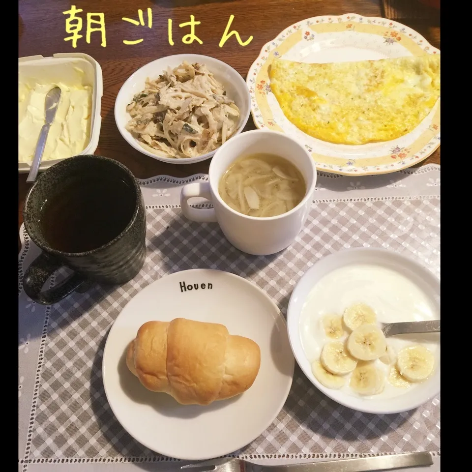 Snapdishの料理写真:バターロール、スープ、オムレツ、蓮根サラダ、ヨーグルトバナナ|yakinasuさん