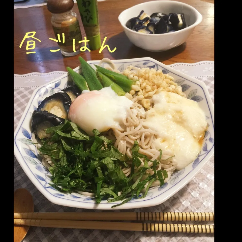 Snapdishの料理写真:冷やしトロロたぬき蕎麦、温玉のせ|yakinasuさん