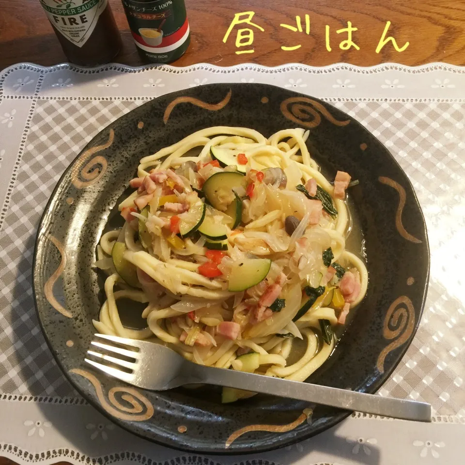 手打ちパスタでベーコンと夏野菜のペペロンチーノ|yakinasuさん