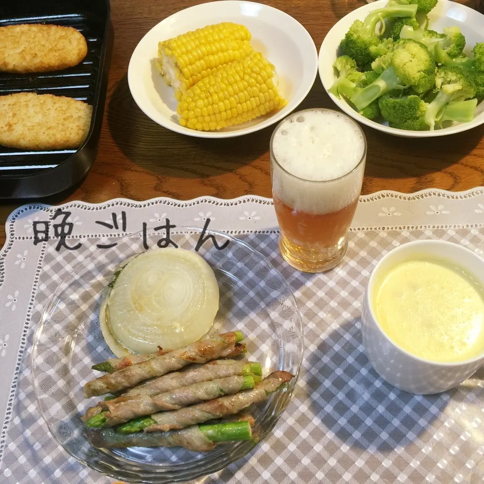 Snapdishの料理写真:アスパラ肉巻き、玉ねぎステーキ、ハッシュドポテト、スープ、|yakinasuさん