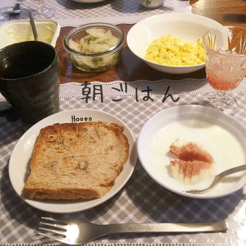 胡桃パン、スクランブルエッグ、冬瓜さらだ、トマトジュレ、|yakinasuさん