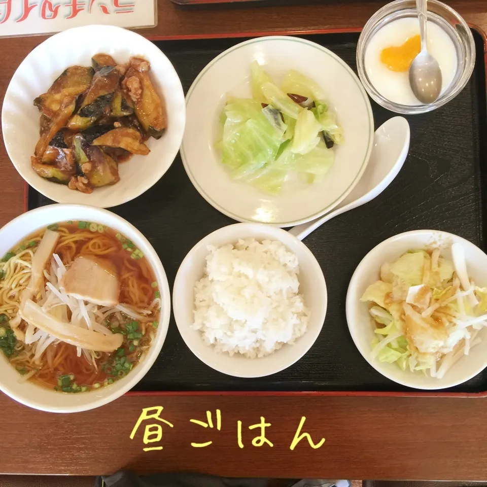 醤油ラーメン、蒸しキャベツ、茄子ピリ辛炒め、サラダ、杏仁豆腐|yakinasuさん