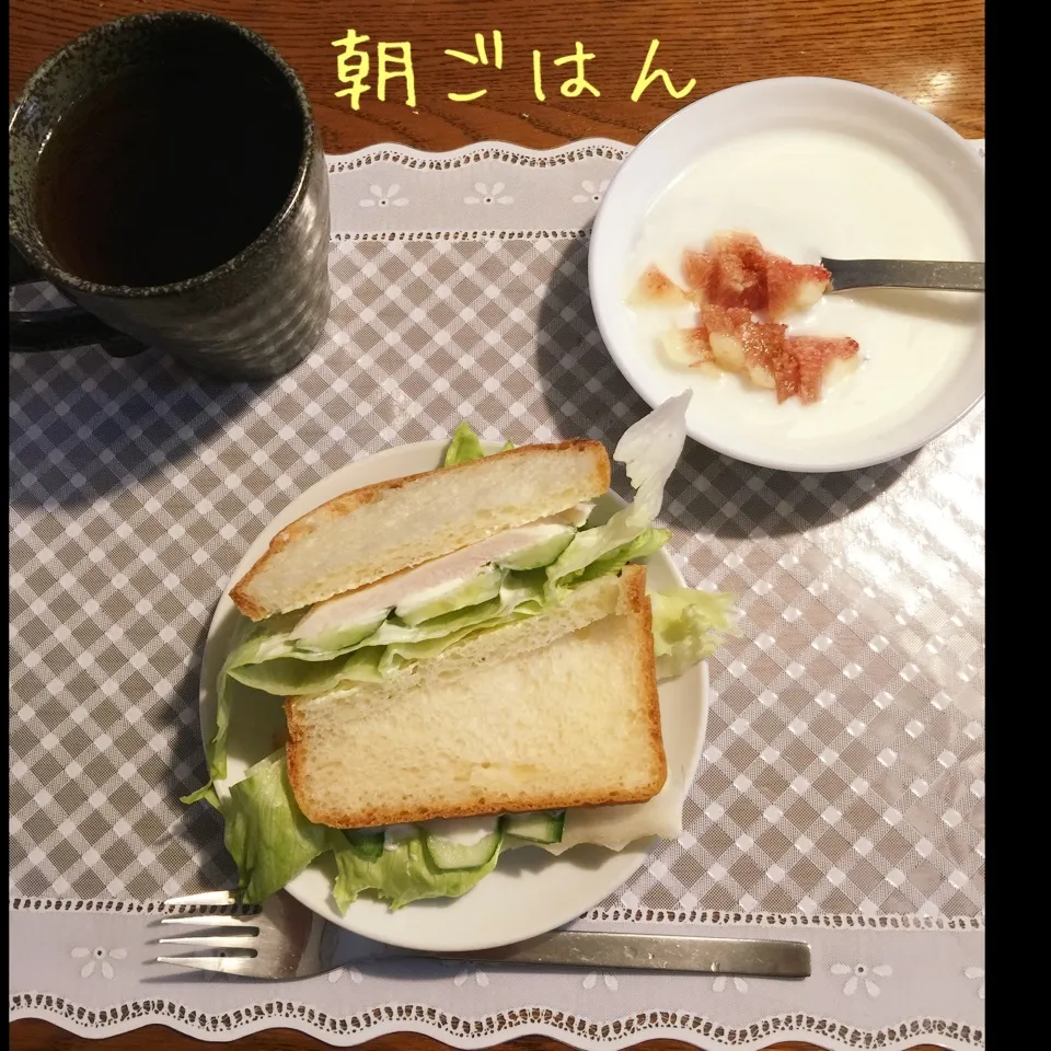 Snapdishの料理写真:蒸し鶏のサンドイッチ、ヨーグルトイチヂク、紅茶|yakinasuさん