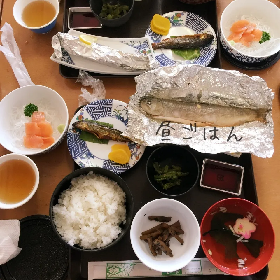 十和田湖の休み屋で、マスの定食|yakinasuさん