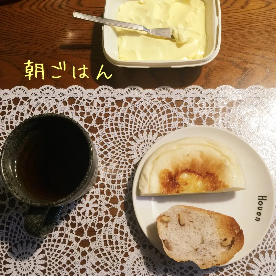 Snapdishの料理写真:胡桃パン、チーズパン、紅茶|yakinasuさん