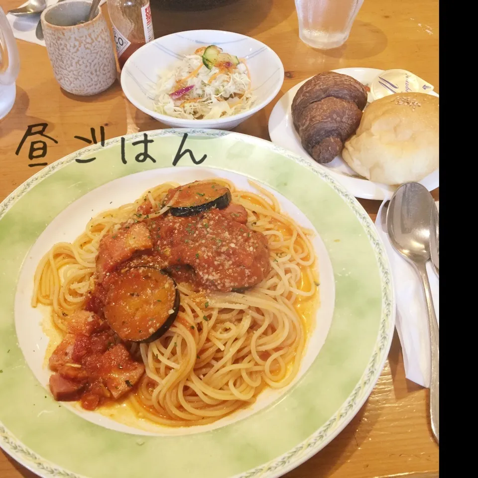 ベーコンと茄子のトマトソースパスタ、サラダ、パン|yakinasuさん