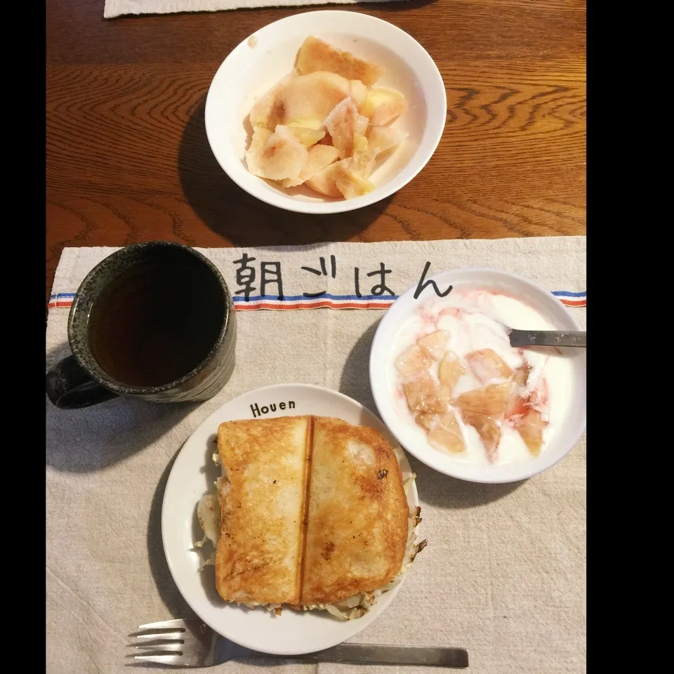 Snapdishの料理写真:ヒレカツキャベツホットサンド、桃、ヨーグルト桃プラムシロップ|yakinasuさん