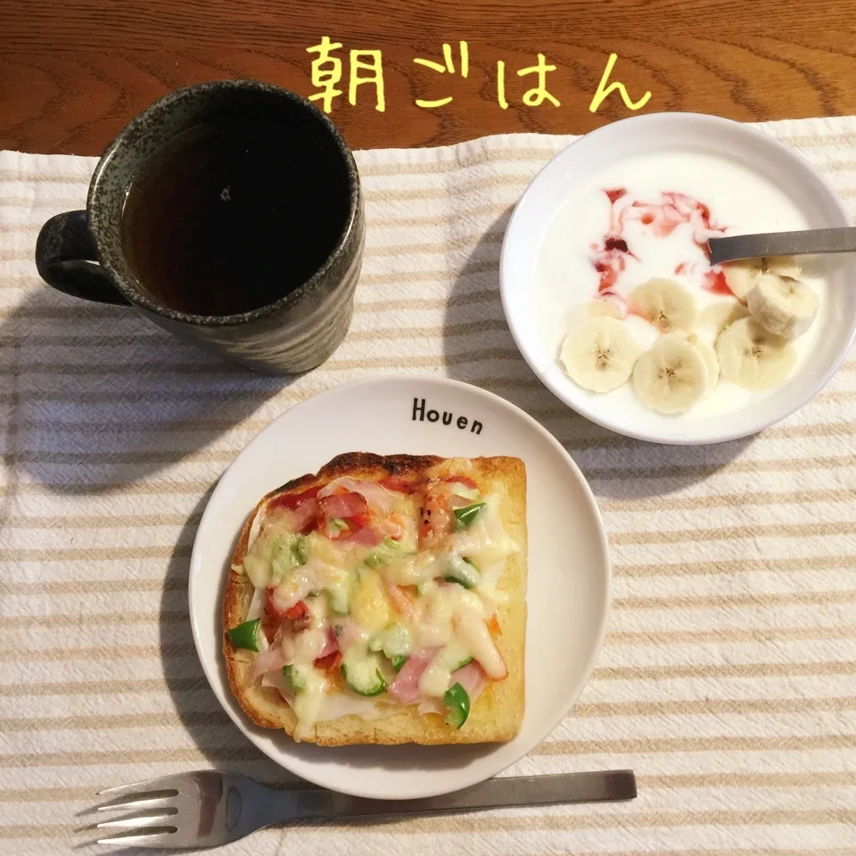 Snapdishの料理写真:ピザトースト、ヨーグルトバナナプラムシロップ、紅茶|yakinasuさん