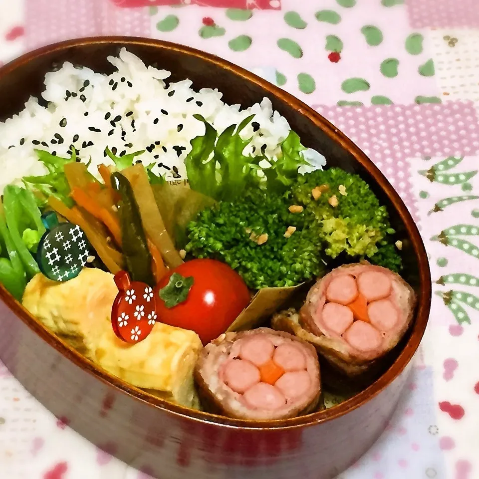 【秋のOSF】ポークビッツde花模様の肉巻き弁当|kurokomamaさん