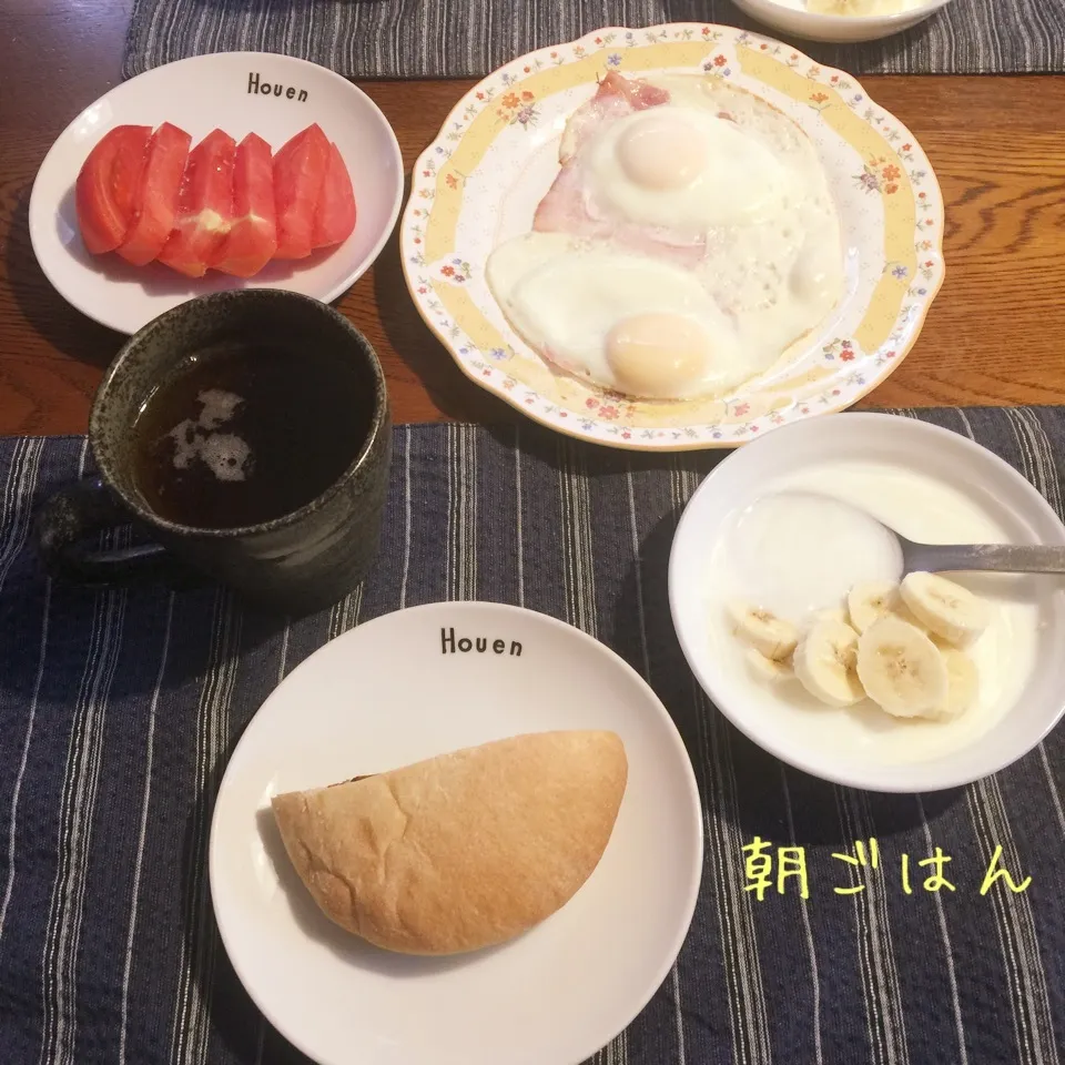 あんパン、ベーコンエッグ、トマト、ヨーグルトバナナ、紅茶|yakinasuさん