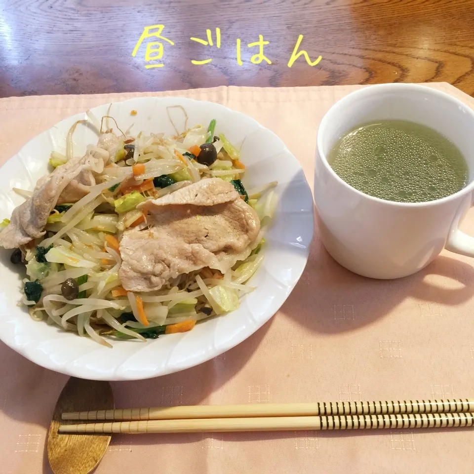 野菜たっぷりオイスターソースと醤油の焼きそば、スープ|yakinasuさん