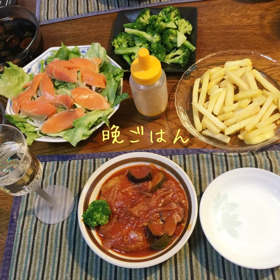 Snapdishの料理写真:煮込みハンバーグ&夏野菜、サーモンマリネ、ポテト、ブロッコリ|yakinasuさん