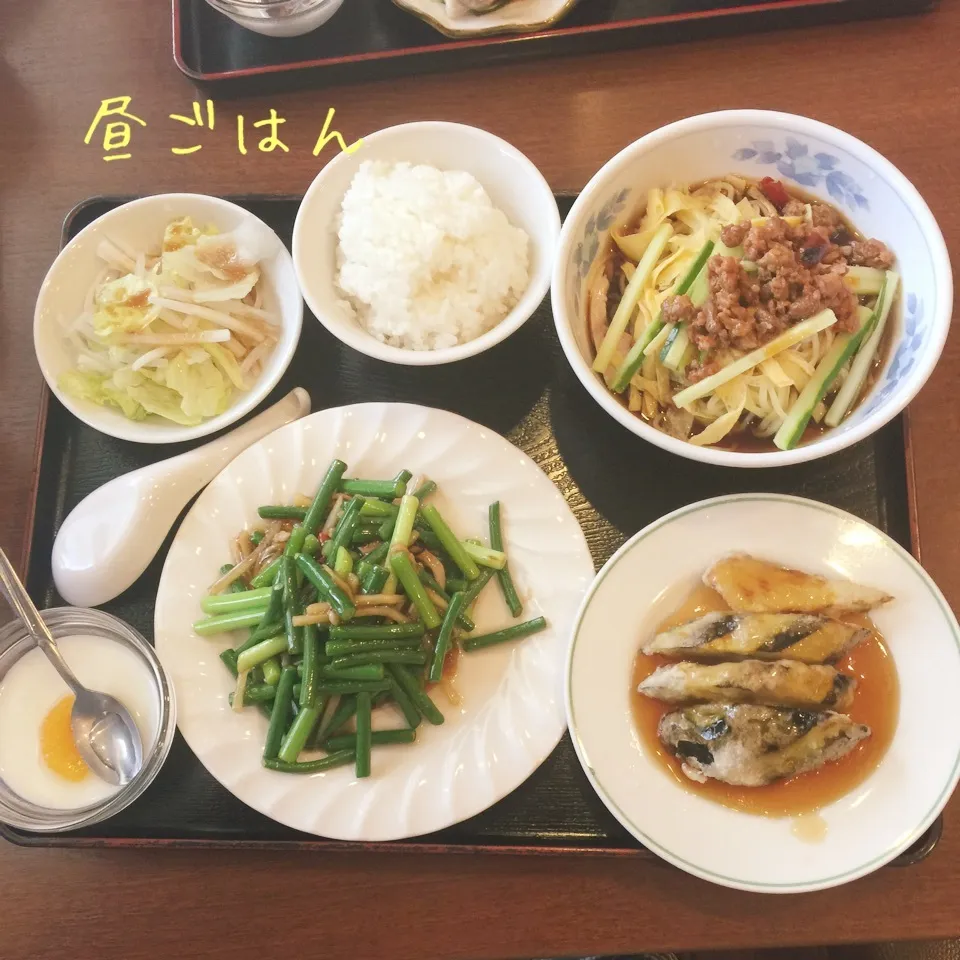 台湾冷麺、揚げ茄子あんかけ、大根サラダ、ニンニクの芽炒め|yakinasuさん