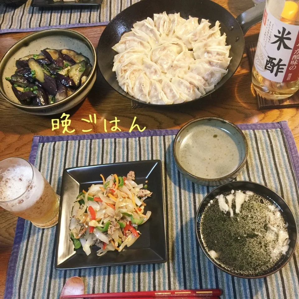 餃子、野菜炒め、茄子の中華風、スープ、ビール|yakinasuさん