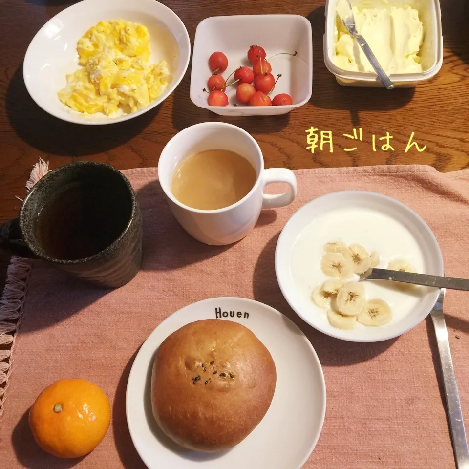 きな粉入り生地のあんパン、スクランブル、スープ、さくらんぼ|yakinasuさん