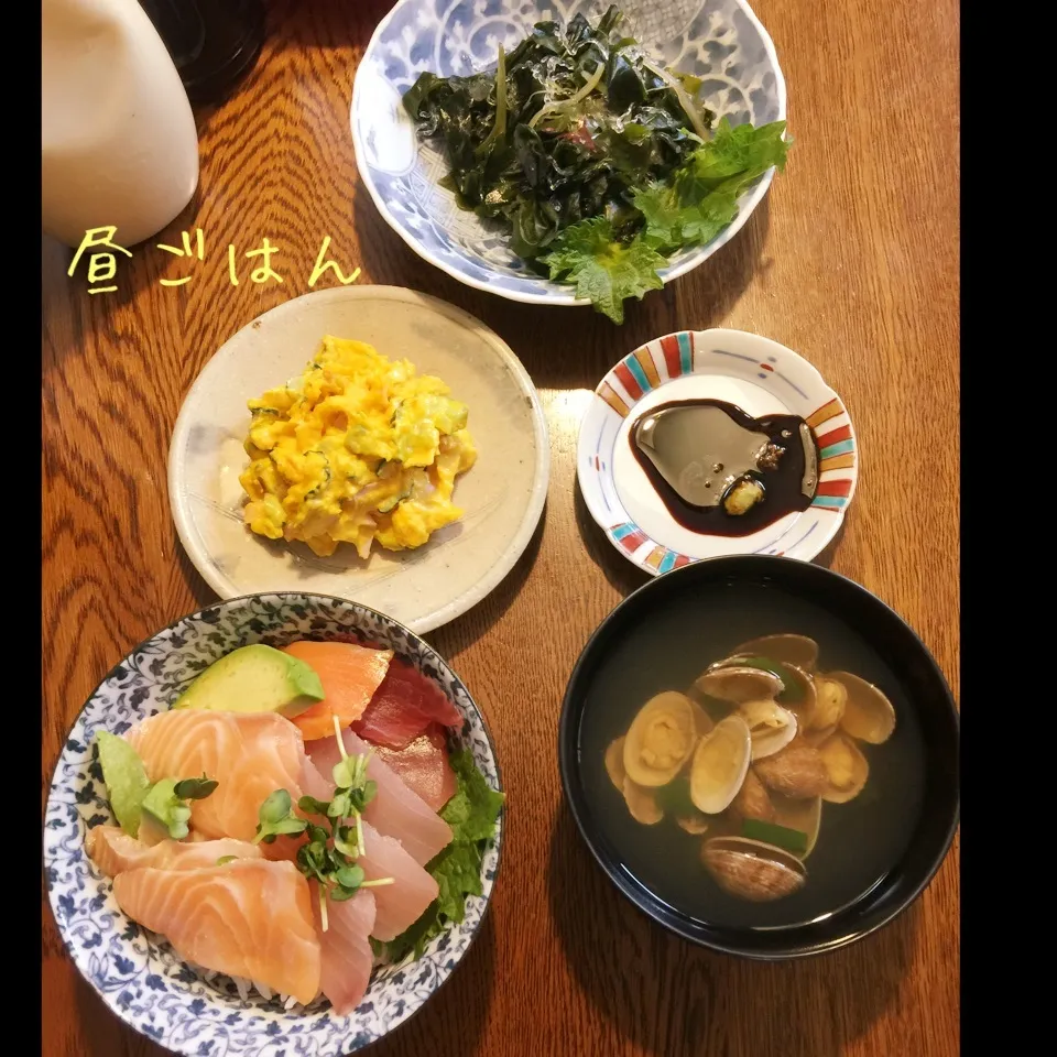 Snapdishの料理写真:海鮮丼、アサリ汁、南瓜サラダ、海藻サラダ|yakinasuさん