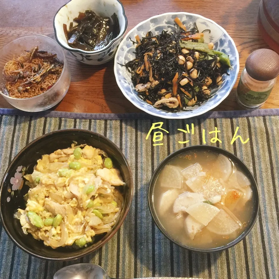 親子丼、アラメ煮物、けんちん汁、常備菜|yakinasuさん