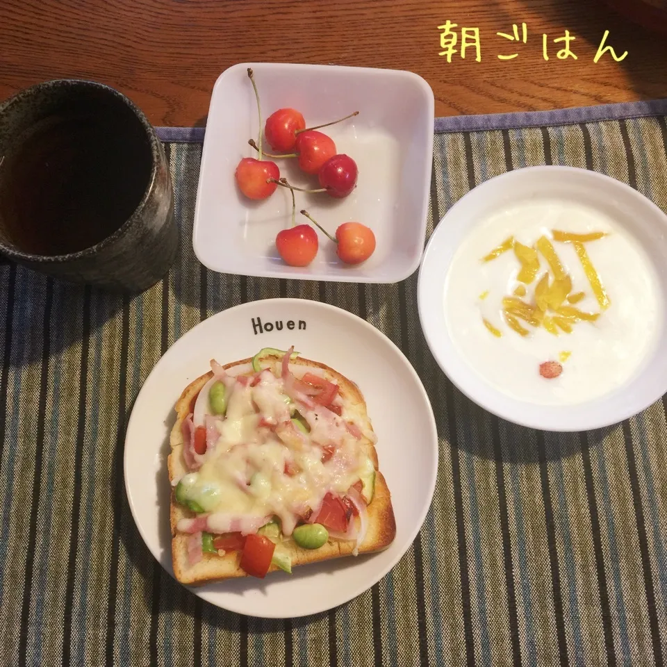 Snapdishの料理写真:ピザトースト、さくらんぼ、ヨーグルトマンゴー、紅茶|yakinasuさん