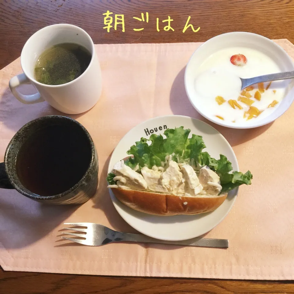 茹で鶏とモヤシカレーマヨサンド、ヨーグルトマンゴー苺、スープ|yakinasuさん