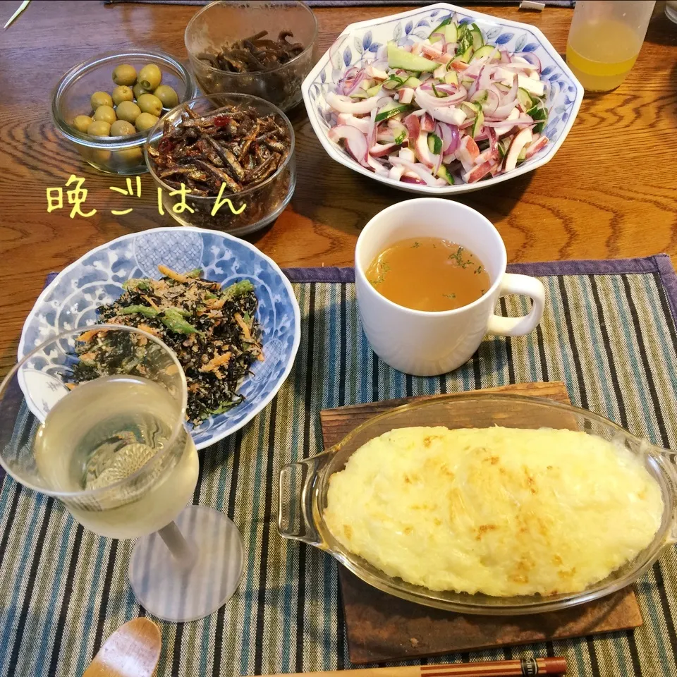 Snapdishの料理写真:鮭ポテトグラタン、ヒジキ胡麻和え、イカマリネ、スープ、ワイン|yakinasuさん