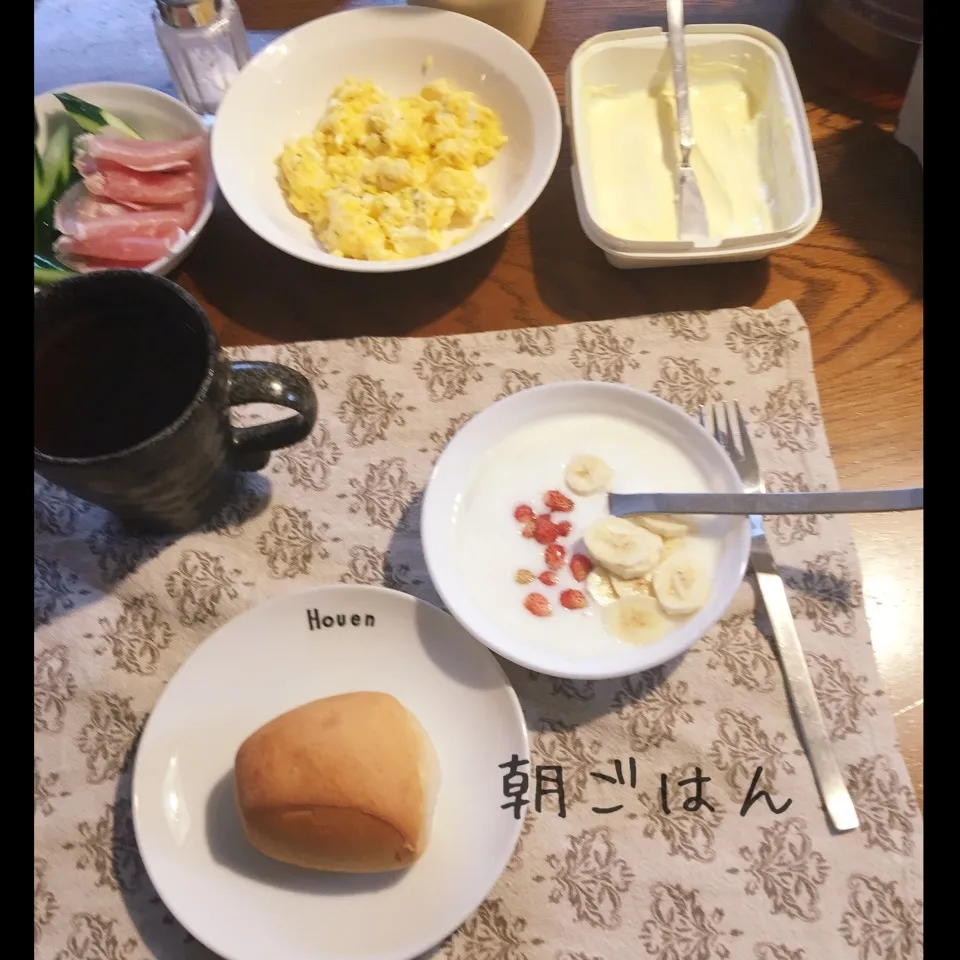 Snapdishの料理写真:コストコパン、スクランブル、胡瓜生ハム、ヨーグルト苺バナナ|yakinasuさん