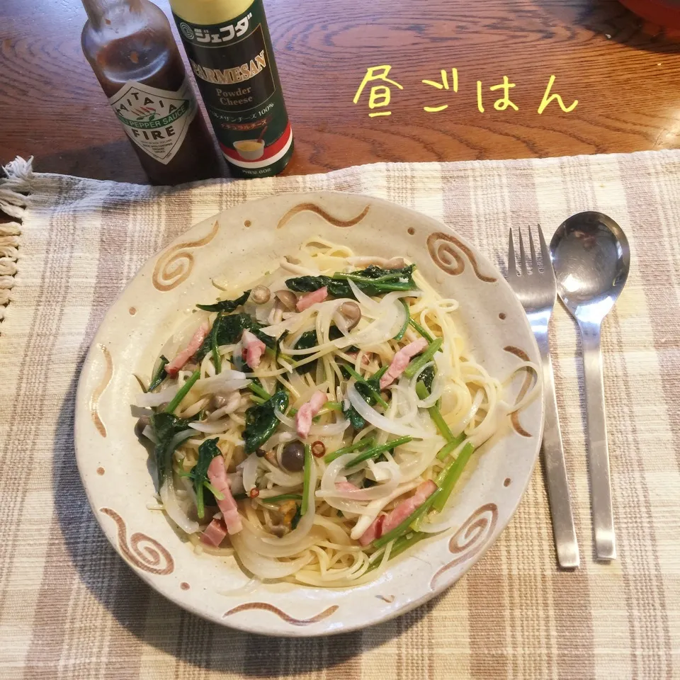 Snapdishの料理写真:ほうれん草ベーコンしめじ玉ねぎなペペロンチーノ|yakinasuさん