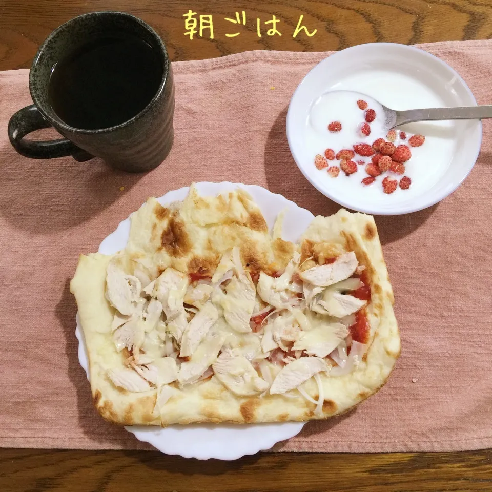 Snapdishの料理写真:ナンピザ、ヨーグルト苺、紅茶|yakinasuさん