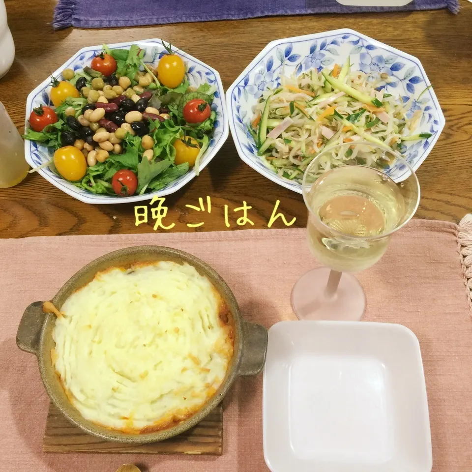 Snapdishの料理写真:挽肉とポテトの重ね焼き、ベビーリーフと豆サラダ、もやしサラダ|yakinasuさん