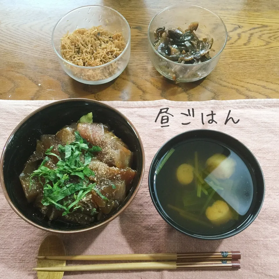 Snapdishの料理写真:鮪漬け丼、吸物、常備菜|yakinasuさん