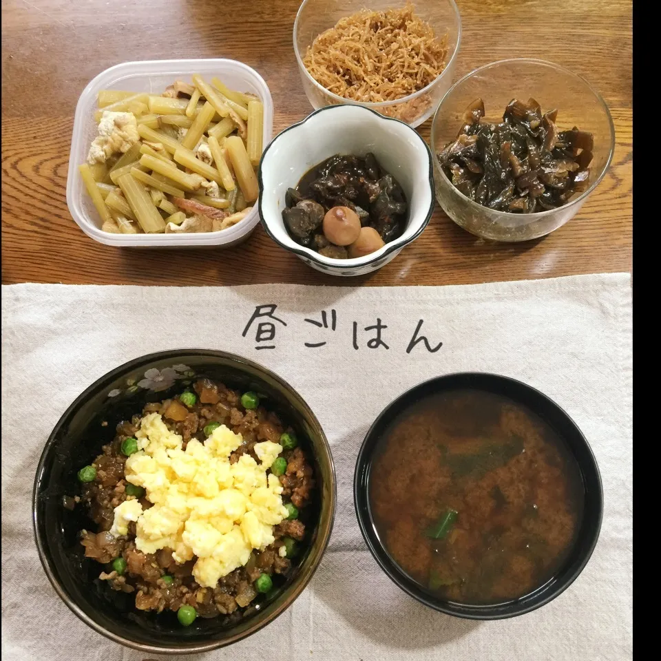 三色丼、味噌汁、蕗煮物、常備菜|yakinasuさん