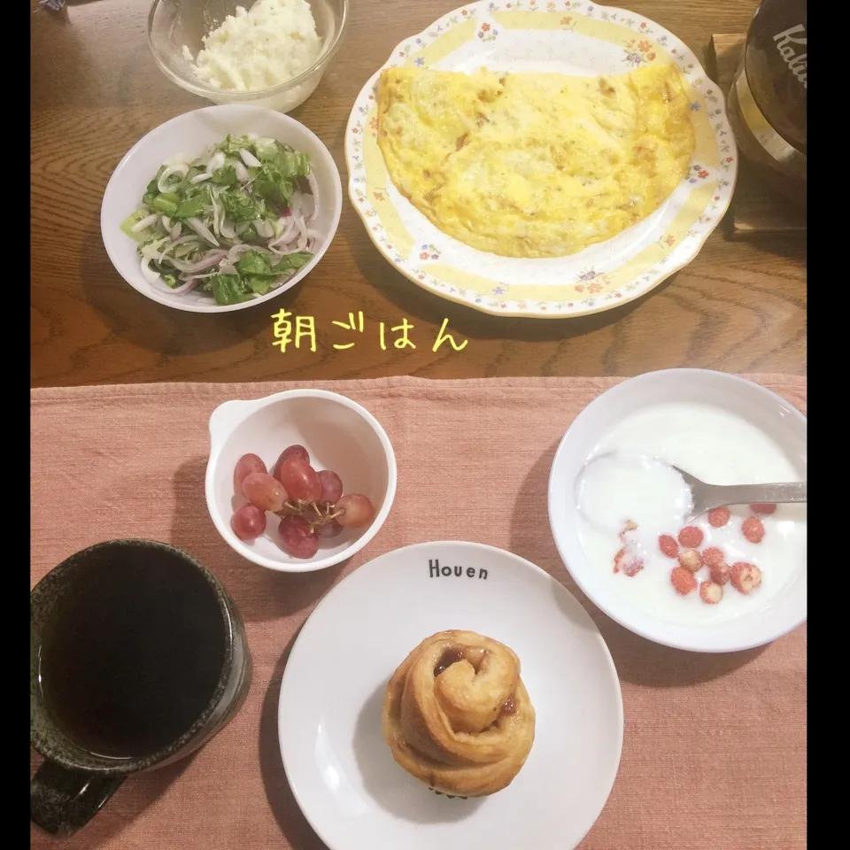 Snapdishの料理写真:苺ジャムロール、オムレツ、サラダ、葡萄、ヨーグルト苺、紅茶|yakinasuさん