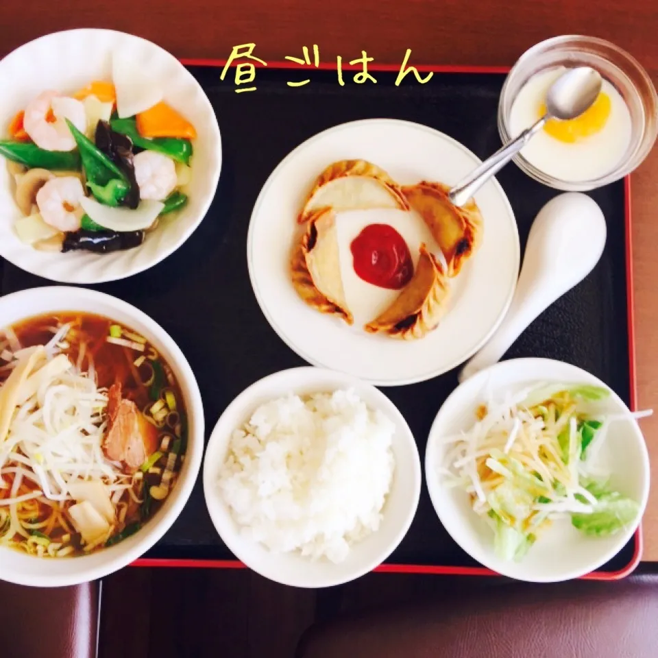 醤油ラーメン、揚げ餃子、海老の炒め物、大根サラダ、杏仁豆腐|yakinasuさん