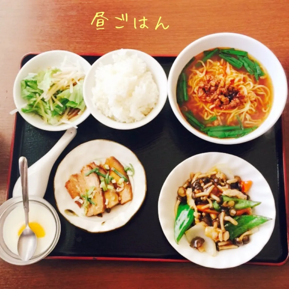 台湾ラーメン、焼豚、しめじ豚肉炒め、大根サラダ、杏仁豆腐|yakinasuさん