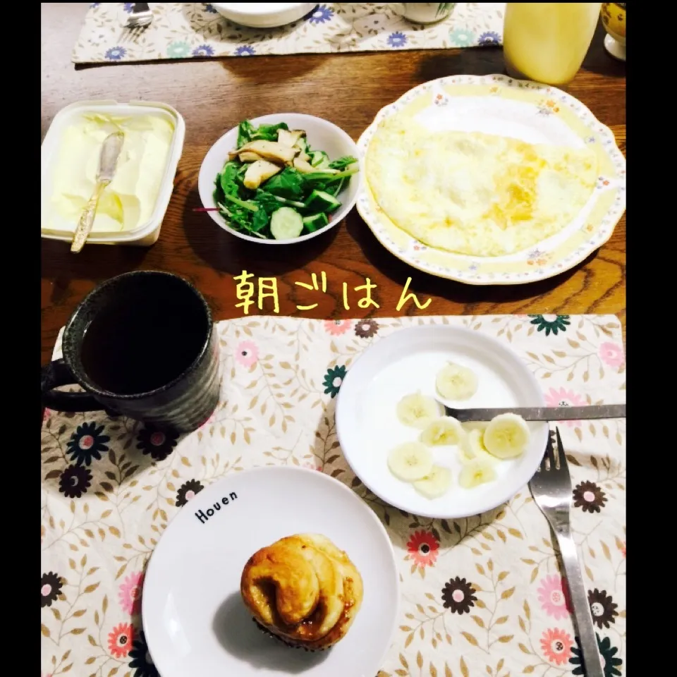 Snapdishの料理写真:苺ジャムロール、オムレツ、サラダ、ヨーグルトバナナ、紅茶|yakinasuさん