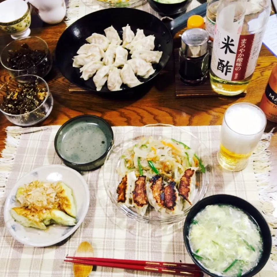 餃子、野菜炒め、胡瓜と玉子のスープ、ビール、焼きなす、常備菜|yakinasuさん