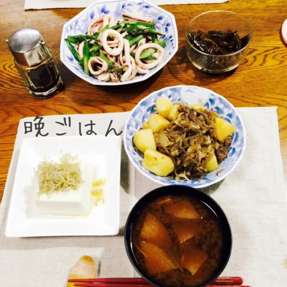 Snapdishの料理写真:肉じゃが、アスパラとイカのネギ塩炒め、ジャコのせ冷奴、味噌汁|yakinasuさん