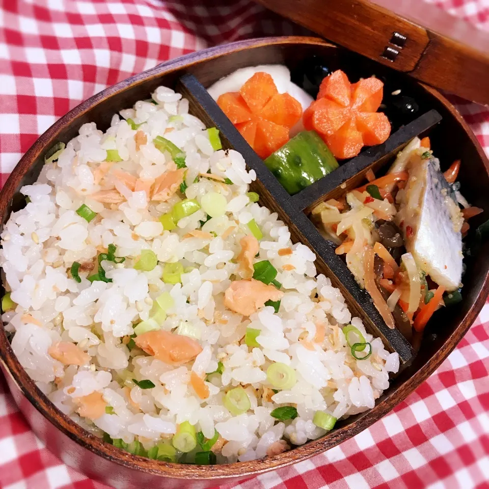 シャケの混ぜご飯とニシンの酢漬けのさっぱり曲げわっぱ弁当|Yumiko Ozakiさん