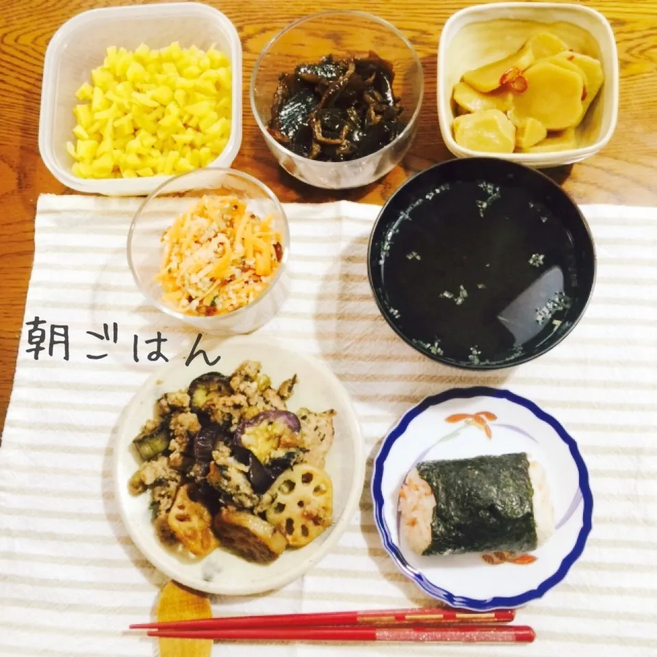 お握り、茄子蓮根ミートローフ照り煮、常備菜、モズク汁|yakinasuさん