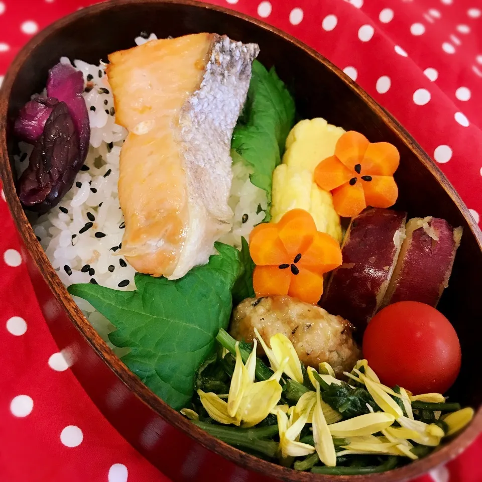 Snapdishの料理写真:鮭と菊と春菊のからしあえのお弁当|Yumiko Ozakiさん