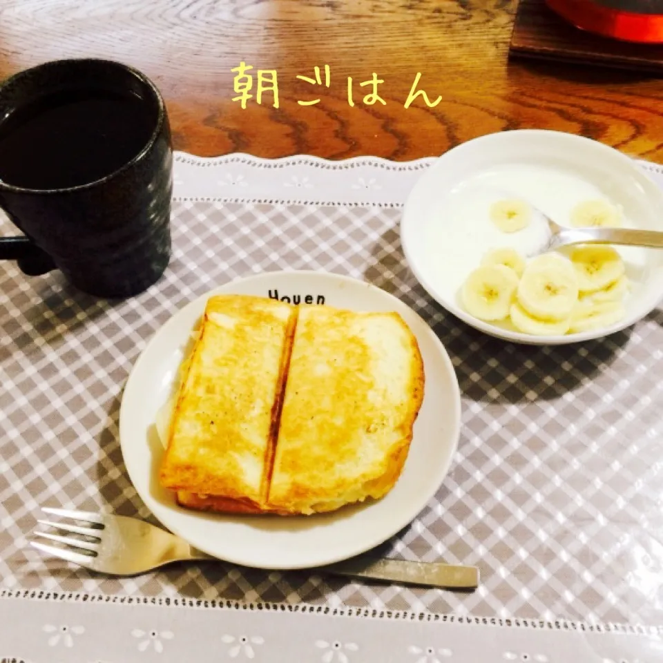 Snapdishの料理写真:キャベツベーコンホットサンド、ヨーグルトバナナ、紅茶|yakinasuさん