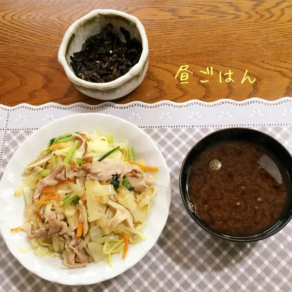 野菜たっぷり塩焼きそば、味噌汁|yakinasuさん