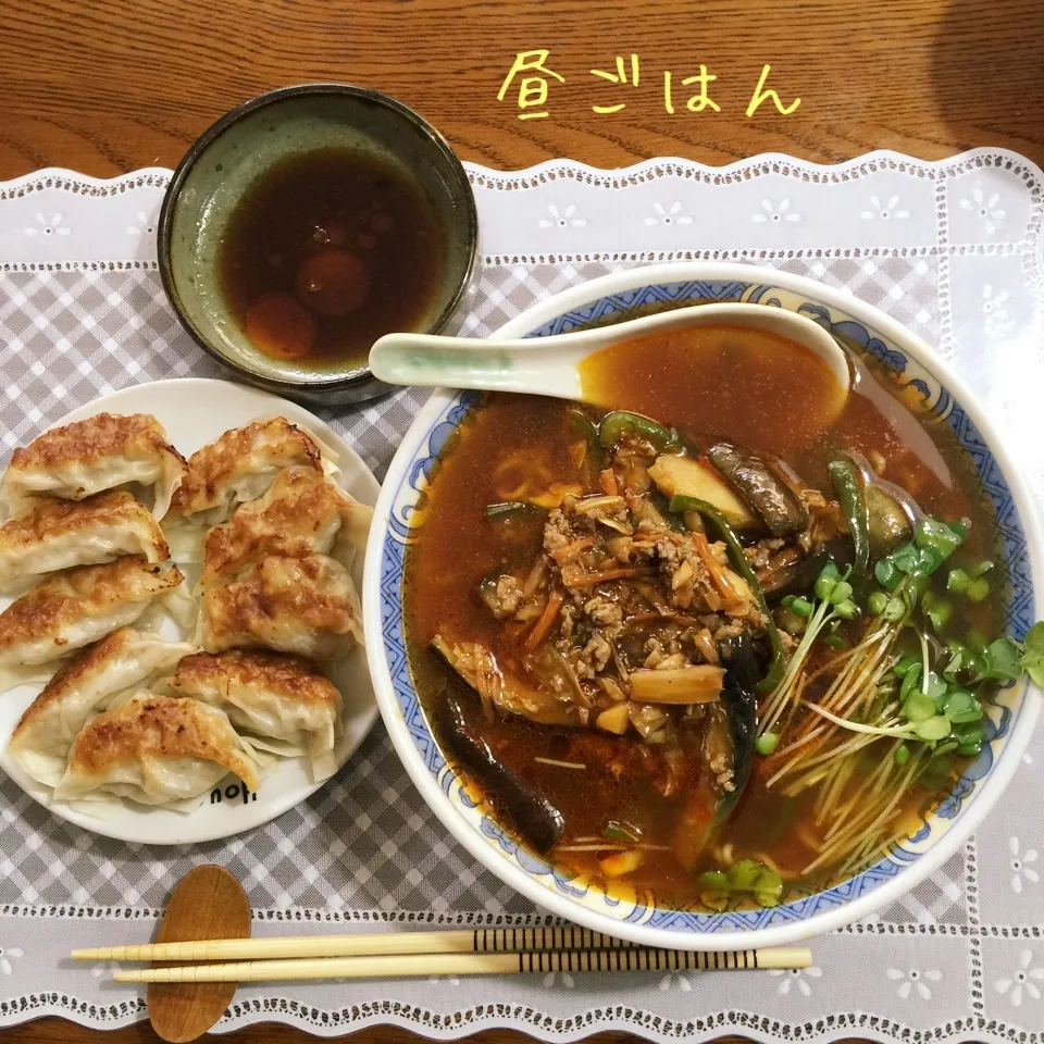 Snapdishの料理写真:台湾ラーメン♪、餃子|yakinasuさん