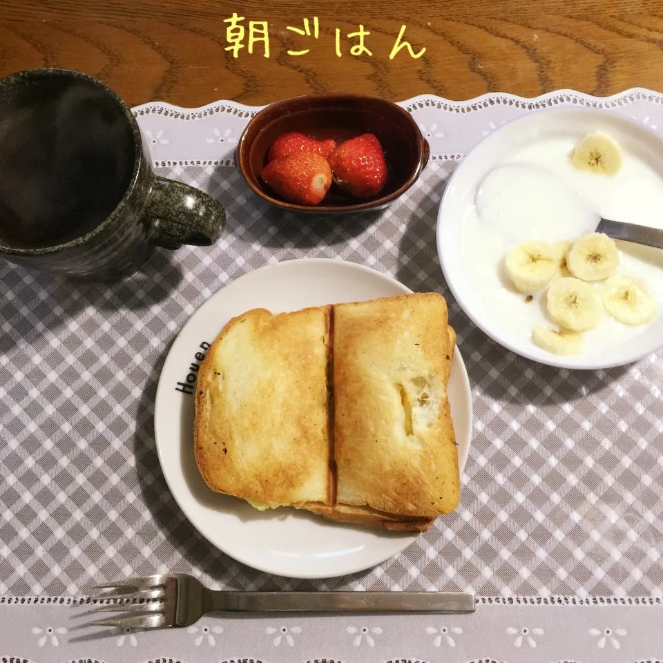 Snapdishの料理写真:玉子ブロッコリーのホットサンド、ヨーグルトバナナ、苺、紅茶|yakinasuさん