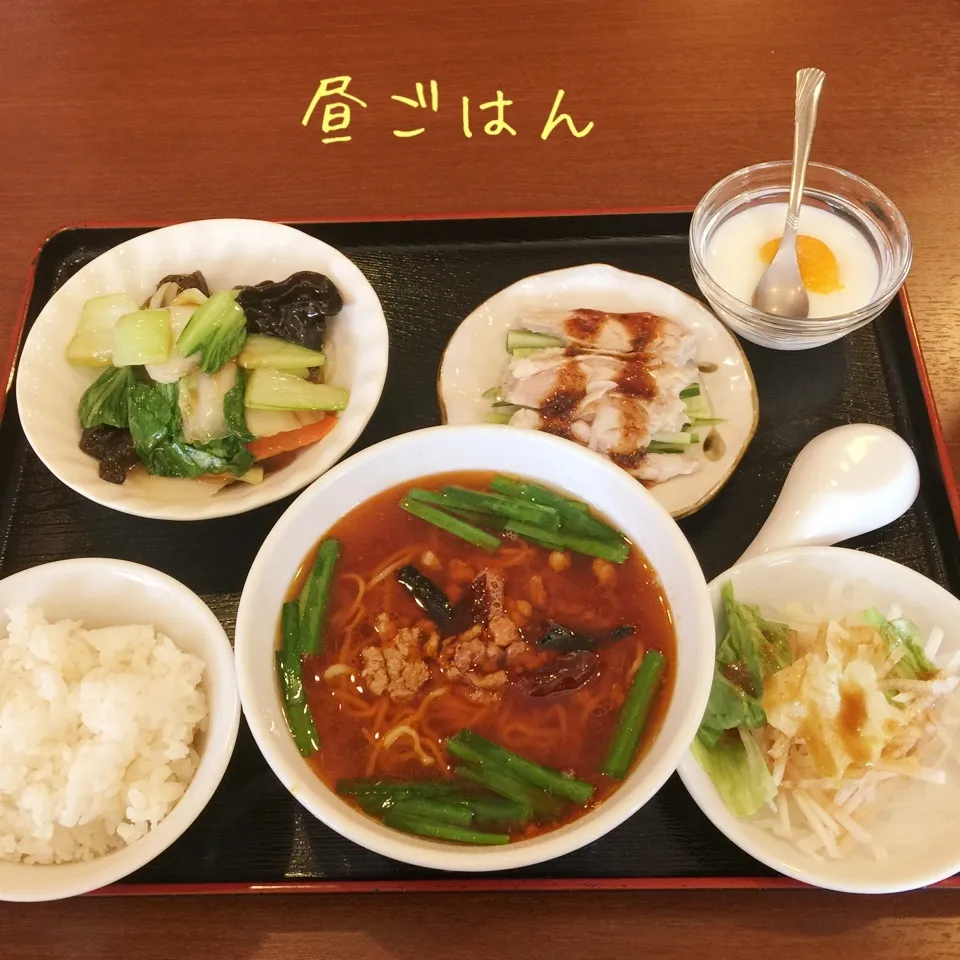 台湾ラーメン、棒棒鶏、白菜キクラゲ炒め、大根サラダ、杏仁豆腐|yakinasuさん